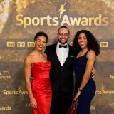 Florian Clivaz entouré par les soeurs Ditaji (à gauche) et Mujinga Kambundji lors des Sports Awards 2023